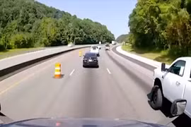 Video: Chuyển làn đột ngột xe bán tải bị chèn giữa hai xe đầu kéo