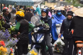 Người Hà Nội tất bật đi chợ mua sắm đồ cúng Rằm tháng Giêng