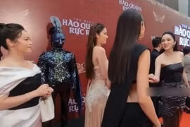 Nhật Kim Anh nói gì khi bị Hương Giang Idol chen hàng thảm đỏ?