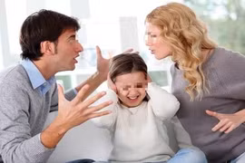 Đi họp phụ huynh về, chồng đòi ly hôn vì lý do oái oăm 