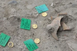 Tiền vàng 2.300 tuổi quý hiếm và những bình cổ chứa xương kì dị