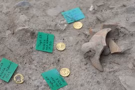 Tiền vàng 2.300 tuổi quý hiếm và những bình cổ chứa xương kì dị