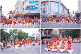 Màn trình diễn đẹp mắt của nhóm bạn trẻ trên phố đi bộ Hồ Gươm