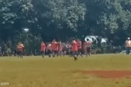 Video: Ẩu đả trên sân, trọng tài rút dao đâm cầu thủ 