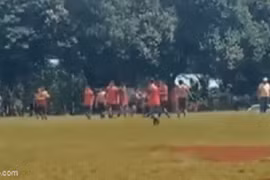 Video: Ẩu đả trên sân, trọng tài rút dao đâm cầu thủ 