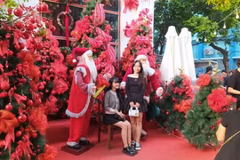 Nhà hàng ở TP.HCM trang trí rực rỡ đón khách dịp Giáng sinh