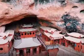 Video: Ngôi chùa cổ ẩn mình trong hốc đá ở Trung Quốc