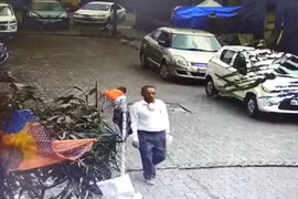 Video: Bị ô tô cán qua người, bé trai 3 tuổi sống sót thần kỳ