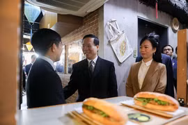 Chủ tịch nước Võ Văn Thưởng thưởng thức bánh mì “Xin chào” trên đất Nhật