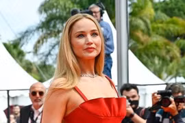 “Nữ hoàng vồ ếch” Jennifer Lawrence đi dép tông trên thảm đỏ Cannes 2023
