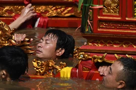 Tục lệ rước kiệu dưới nước trong giá lạnh kỳ lạ ở Thái Bình