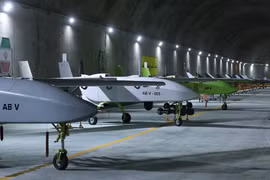 Căn cứ bí mật máy bay không người lái sâu trong lòng núi của Iran 