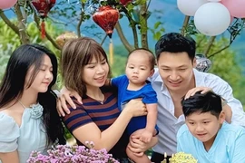 Sự nghiệp, tình duyên viên mãn của Mạnh Trường