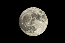 Mãn nhãn ngắm Trăng xanh lớn nhất năm 2023 trên bầu trời Hà Nội