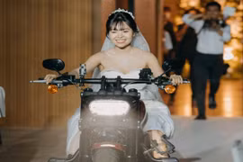 Độc đáo cô dâu lái mô tô, ngồi cần cẩu 10m vào lễ đường