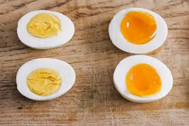 So sánh độ bổ dưỡng của trứng lòng đào và chín kỹ