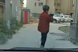 Video: Mặc tài xế bấm còi, người phụ nữ ung dung tập thái cực quyền