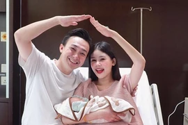 Lê Âu Ngân Anh rạng rỡ sau khi sinh con trai đầu lòng