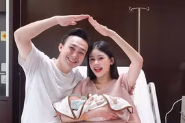 Lê Âu Ngân Anh rạng rỡ sau khi sinh con trai đầu lòng