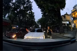 Nữ tài xế Mercedes gây náo loạn giữa phố Hà Nội, bỏ ô tô lại 