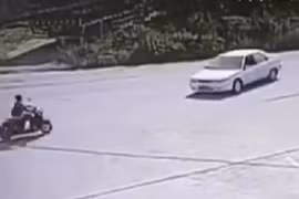 Video: Va chạm kinh hoàng, nam thanh niên văng lên nóc ô tô