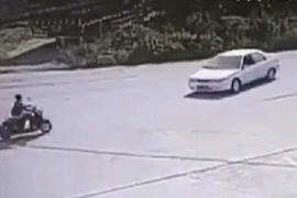 Video: Va chạm kinh hoàng, nam thanh niên văng lên nóc ô tô