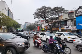 Người dân tấp nập đi chùa và các khu di tích, đường phố Hà Nội ùn tắc