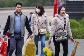 Nguời dân thập phương về Đền Hùng dâng lễ đầu năm