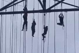 Video: Giàn giáo đổ sập, 8 công nhân bị treo lơ lửng trên không
