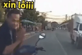 Video: Phóng xe trong hẻm ra suýt tông ô tô, thanh niên hành động lạ