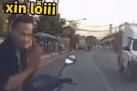 Video: Phóng xe trong hẻm ra suýt tông ô tô, thanh niên hành động lạ