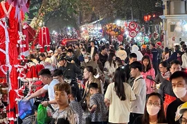 Phố Hàng Mã lung linh sắc màu, giới trẻ tấp nập check-in trước Giáng sinh