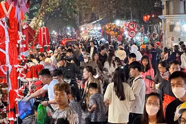 Phố Hàng Mã lung linh sắc màu, giới trẻ tấp nập check-in trước Giáng sinh