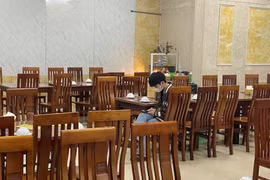 Hà Nội: Quán bia vắng hoe vì khách sợ bị phạt nồng độ cồn