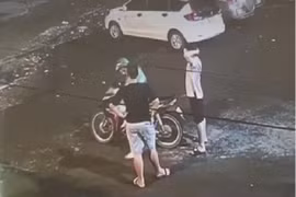 Video: Tài xế xe ôm “tung cước” đạp hai tên cướp xe máy 