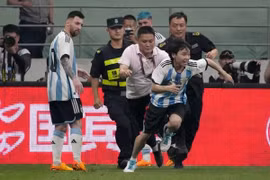 "Messi, anh đá 15 phút khó thế sao?"