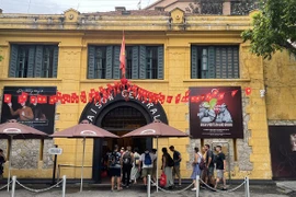 Khách quốc tế xếp hàng khám phá “địa ngục trần gian” giữa lòng Hà Nội