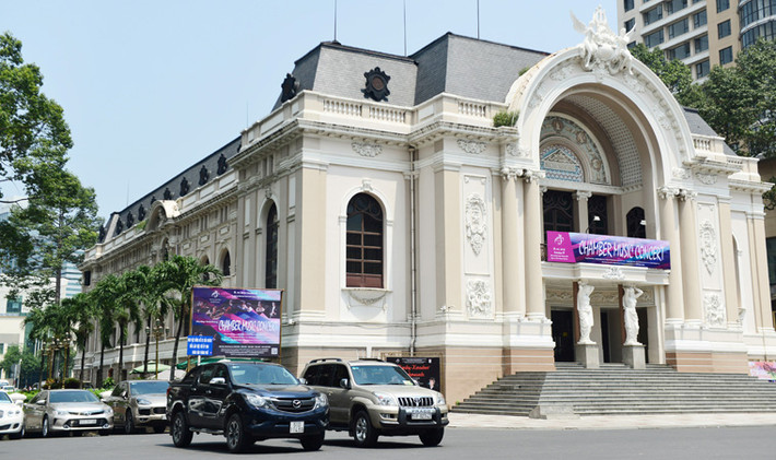 Hơn thế kỷ trước, Sài Gòn có 3 nhà hát là Nhà hát Opera (nay là Nhà hát TP.HCM), Nhà hát Phiharmonie (nay là Kho bạc TP) và Nhạc viện TP. Đến nay chỉ còn Nhà hát Thành phố nằm trên đường Đồng Khởi, quận 1, hoạt động phục vụ công chúng thường xuyên.