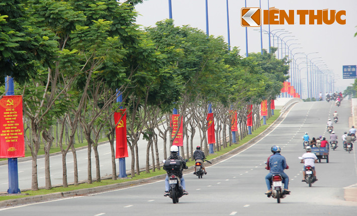 "Không khí cứ như Tết, đường phố khang trang, sạch đẹp đỏ rực màu cờ khiến đi trên đường ai cũng có cảm giác lâng lâng, hạnh phúc thật khó tả.", chị Trần Kim Oanh, hàng ngày đi trên đại lộ Mai Chí Thọ, quận 2, chia sẻ.