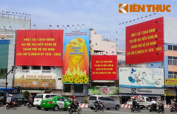 Đường Trường Sơn kéo dài từ Sân bay Tân Sơn Nhất đến giao lộ Cộng Hòa được giăng đầy các tấm pano lớn, tranh ảnh cổ động thu hút nhiều sự chú ý của người dân