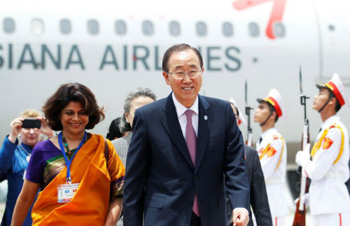 3. Tổng thư ký Liên Hợp Quốc Ban Ki Moon đến Việt Nam Trưa ngày 22/5, Tổng thư ký Liên Hợp Quốc Ban Ki Moon và phu nhân đã tới sân bay quốc tế Nội Bài (Hà Nội), bắt đầu chuyến thăm chính thức Việt Nam (từ ngày 22 đến 23/5) theo lời mời của Chủ tịch nước Trương Tấn Sang. Đây là chuyến thăm Việt Nam lần thứ hai của ông Ban Ki Moon kể từ khi nhậm chức Tổng thư ký Liên Hợp Quốc từ năm 2007.