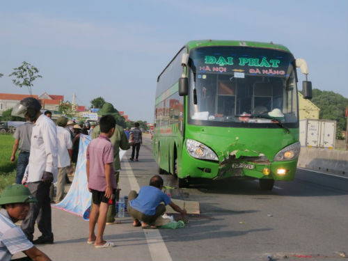 5. Đi chợ bán rau, một phụ nữ bị xe khách đâm tử vong Khoảng 4h30 sáng ngày 26/8, trên quốc lộ 1A, đoạn qua địa phận xã Quỳnh Văn, huyện Quỳnh Lưu (Nghệ An), chị Vương Thị Tình ( SN 1962, trú tại xóm 4, xã Quỳnh Văn, Quỳnh Lưu) đi xe đạp chở rau từ nhà xuống chợ để bán. Khi qua đường thì bất ngờ bị xe khách giường nằm BKS 30P-6721, chạy hướng Vinh- Hà Nội lao tới tông trực diện. Vụ tai nạn khiến chị Tình tử vong tại chỗ.