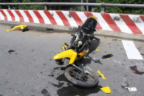 2. TPHCM: 1 người chạy ngược chiều, 4 người trọng thương Khoảng 13h30 ngày 23/8, tại Quốc lộ 1, đoạn cầu An Lập, phường Tân Tạo A, quận Bình Tân, TPHCM, một thanh niên đi xe máy BKS 64E1-198.27 chạy ngược chiều trên Quốc lộ 1, khi đổ dốc cầu An Lập đã tông trực diện xe máy BKS 83P1-891.69 do một thanh niên điều khiển lưu thông đúng chiều. Cú va chạm khiến 2 xe máy văng ra giữa đường, trúng vào người đàn ông chở theo 1 phụ nữ trên xe máy BKS 63H1-6682. Vụ tai nạn làm 4 người bị thương nặng.