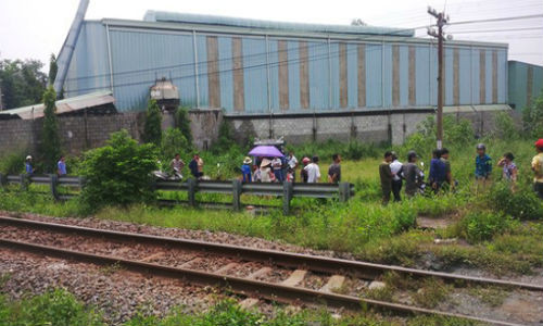 9. Nằm trên đường sắt, 1 người đàn ông tử vong Khoảng 10h ngày 18/9, một người đàn ông điều khiển xe máy tới tuyến đường sắt Bắc-Nam (địa bàn xã Hóa An, TP. Biên Hòa, Đồng Nai) thì bất ngờ dừng lại, bỏ xe máy và leo lên đường ray nằm. Đúng lúc tàu SE6 lưu thông hướng Hà Nội - Sài Gòn đến gần. Do khoảng cách quá gần, lái tàu hãm phanh không kịp nên người đàn ông bị cán tử vong.
