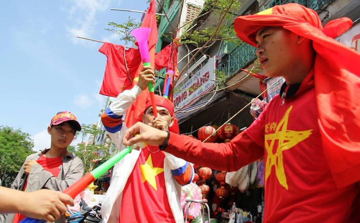 Theo các chủ cửa hàng trên đường Châu Văn Liêm, nhiều mặt hàng như áo đang “cháy hàng”.