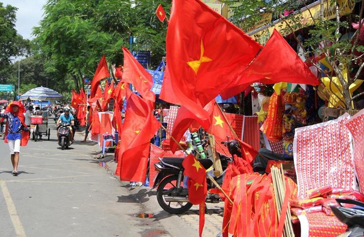 "Chưa bao giờ tôi thấy không khí cuồng nhiệt, sôi động như thế này. Ngày hôm nay như ngày hội lớn của TP HCM nói riêng, cả nước nói chung khi tất cả đang hướng trọn trái tim về những chàng trai vàng Việt Nam, cùng vị HLV tài ba người Hàn Quốc ở đấu trường châu lục", một người dân TP HCM xúc động chia sẻ.
