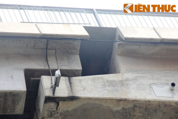 Khoảng hở này được thiết kế để tạo sự co giãn cho kết cấu của cầu: nhằm tránh gây nứt mặt bê tông do ảnh hưởng từ nhiệt độ, môi trường thay đổi, sinh ra quá trình bê tông giãn nở...