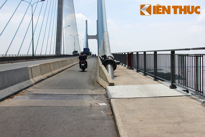 Trên mặt cầu, ngay vị trí khe hở theo thiết kế là những tấm thép có sẵn từ ngày cây cầu hoàn thành đưa vào sử dụng