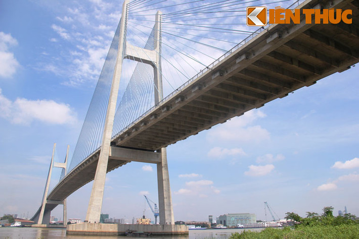 Cầu Phú Mỹ là cầu dây văng đầu tiên ở TP HCM vượt sông Nhà Bè quận 2 và quận 7 và góp phần phát triển kinh tế xã hội từ Đông sang Tây.