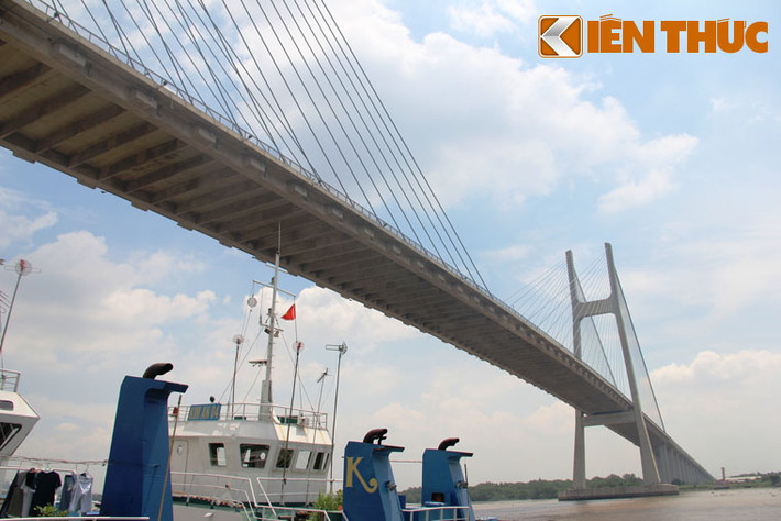 Cầu có chiều dài hơn 2km (luôn đường dẫn) và rộng 27m; tĩnh không thông thuyền cao 45 m. Cầu được khởi công năm 2005 và hoàn thành vào dịp 2/9/2009, tổng mức đầu tư gần 3.000 tỷ đồng, do Công ty cổ phần đầu xây dựng Phú Mỹ làm chủ đầu tư theo hình thức BOT.